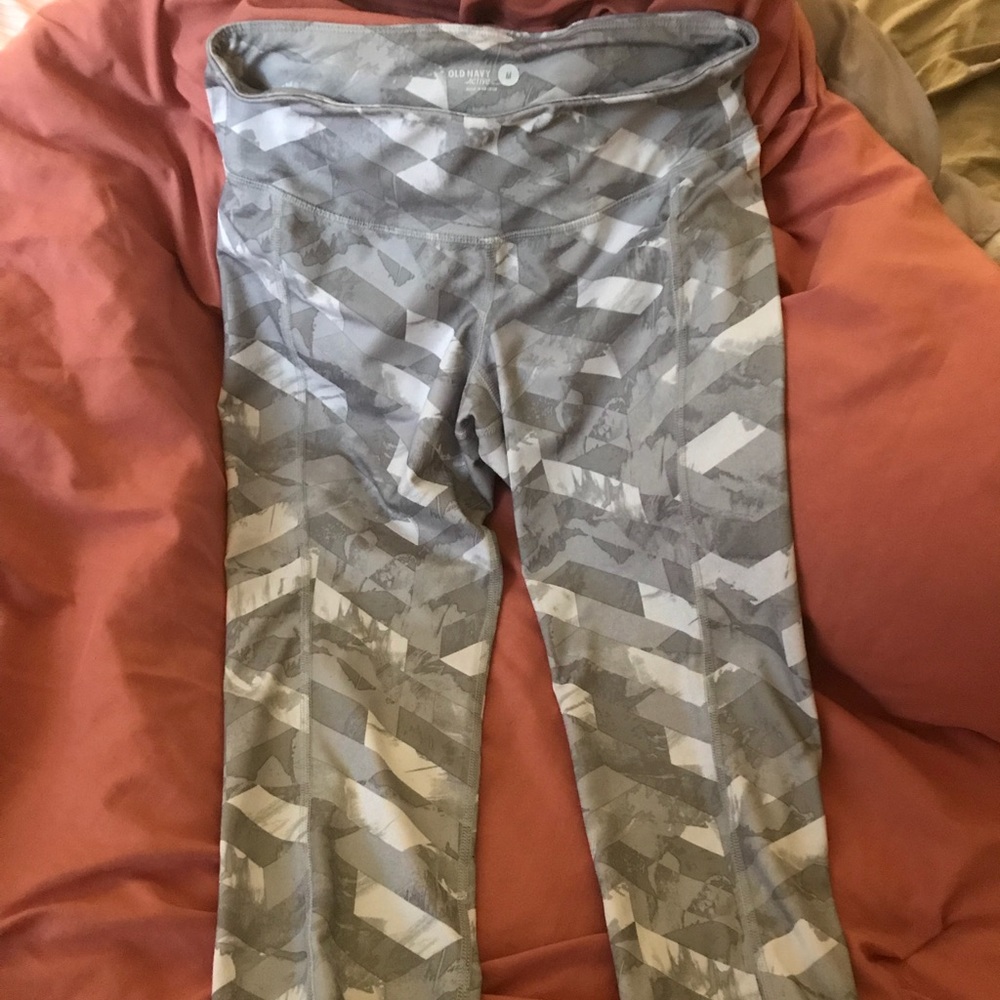 2 pair Old Navy Active workout capris size medium